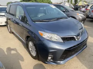 Toyota Sienna 2017 Blue