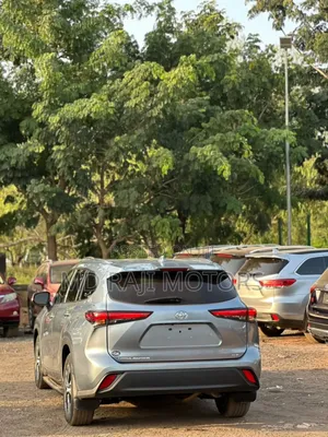 Toyota Highlander XLE 2022 Blue