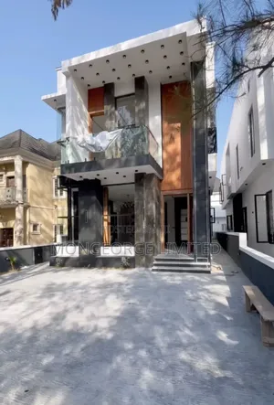 5bdrm Duplex in Ikota for sale