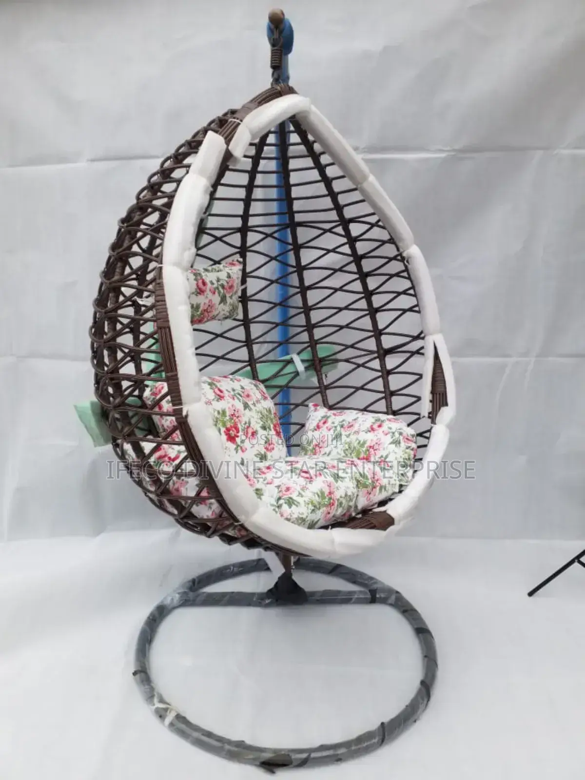 Swing Chair With Soft Pillows