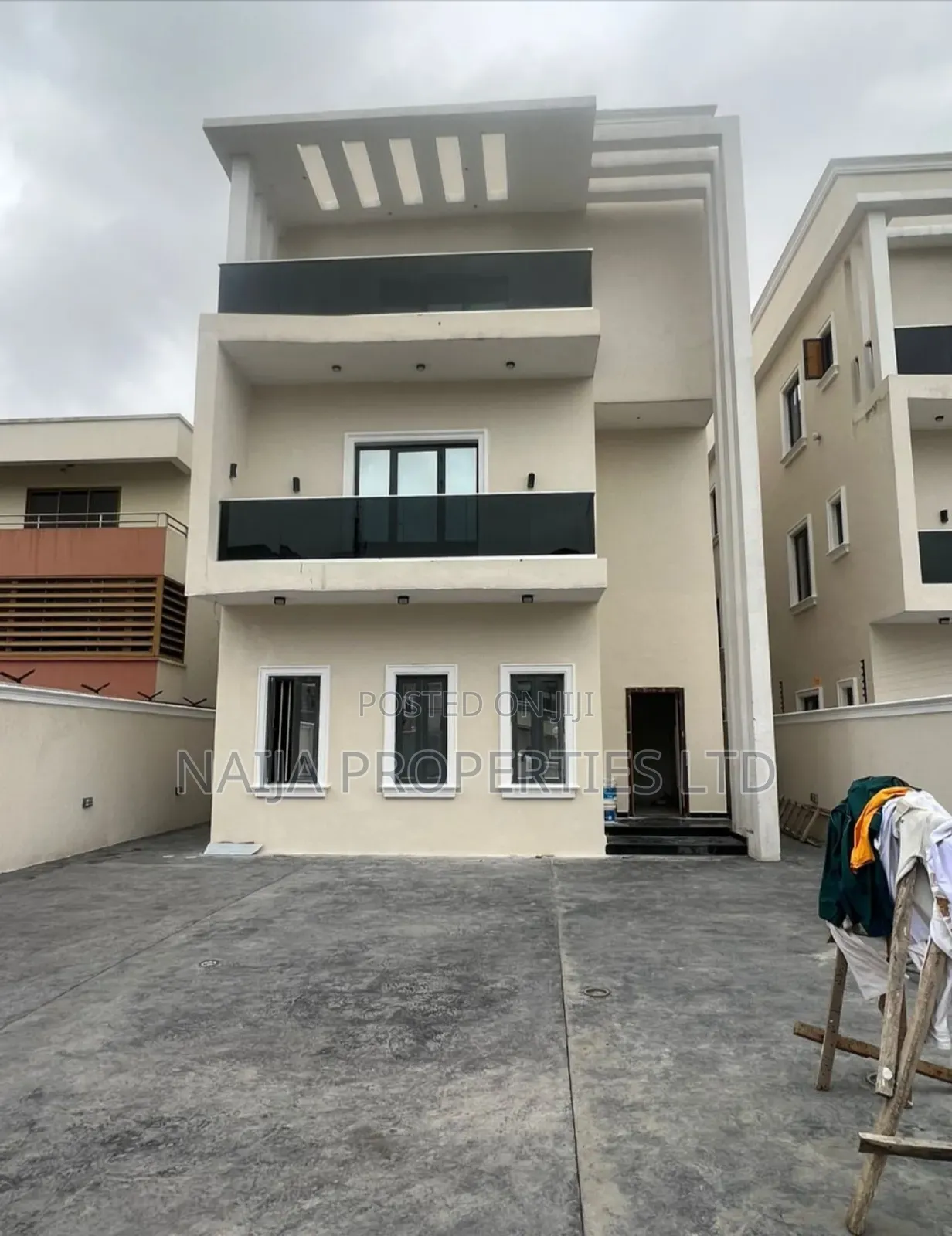 5bdrm Duplex in Lekki Phase 1 Right for sale