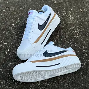 Nike Court Legacy .