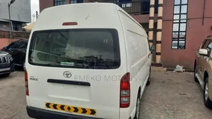 Toyota HiAce 2017 White