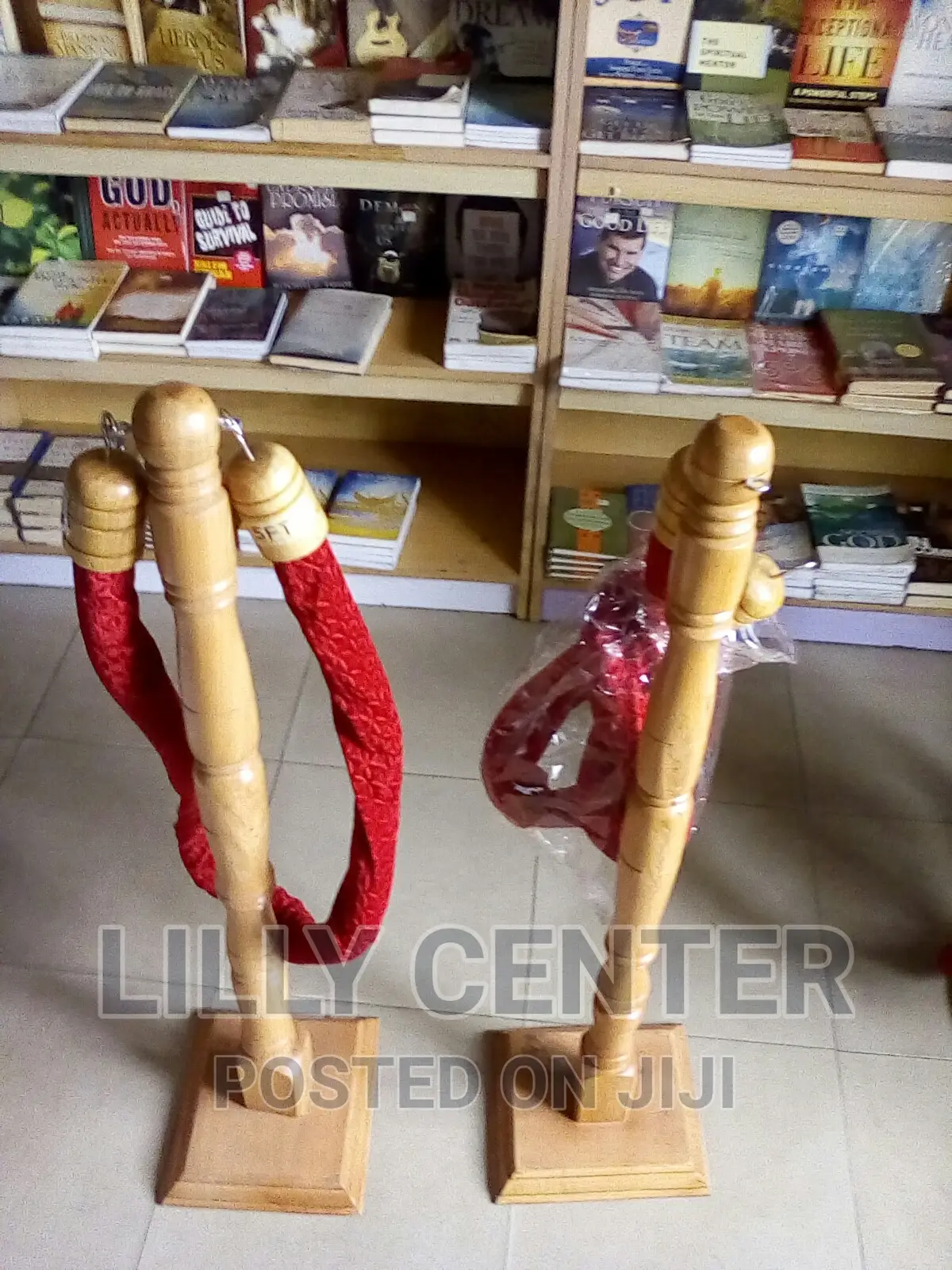 The Queue Stand With Rope