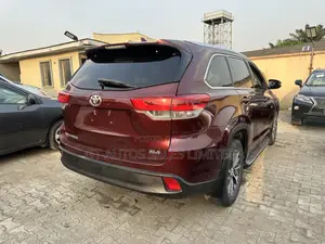 Toyota Highlander XLE 4x4 V6 (3.5L 6cyl 8A) 2018 Red
