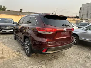 Toyota Highlander XLE 4x4 V6 (3.5L 6cyl 8A) 2018 Red