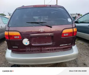 Toyota Sienna 2000 Red