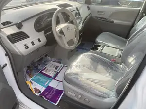 Toyota Sienna LE AWD 7-Passenger 2013 White