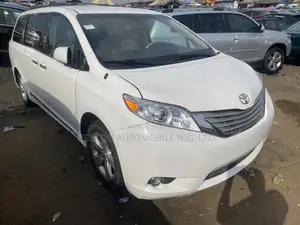Toyota Sienna LE AWD 7-Passenger 2013 White