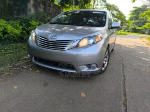 Toyota Sienna SE FWD 8-Passenger 2013 Silver