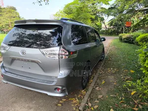 Toyota Sienna SE FWD 8-Passenger 2013 Silver