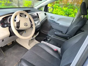 Toyota Sienna SE FWD 8-Passenger 2013 Silver