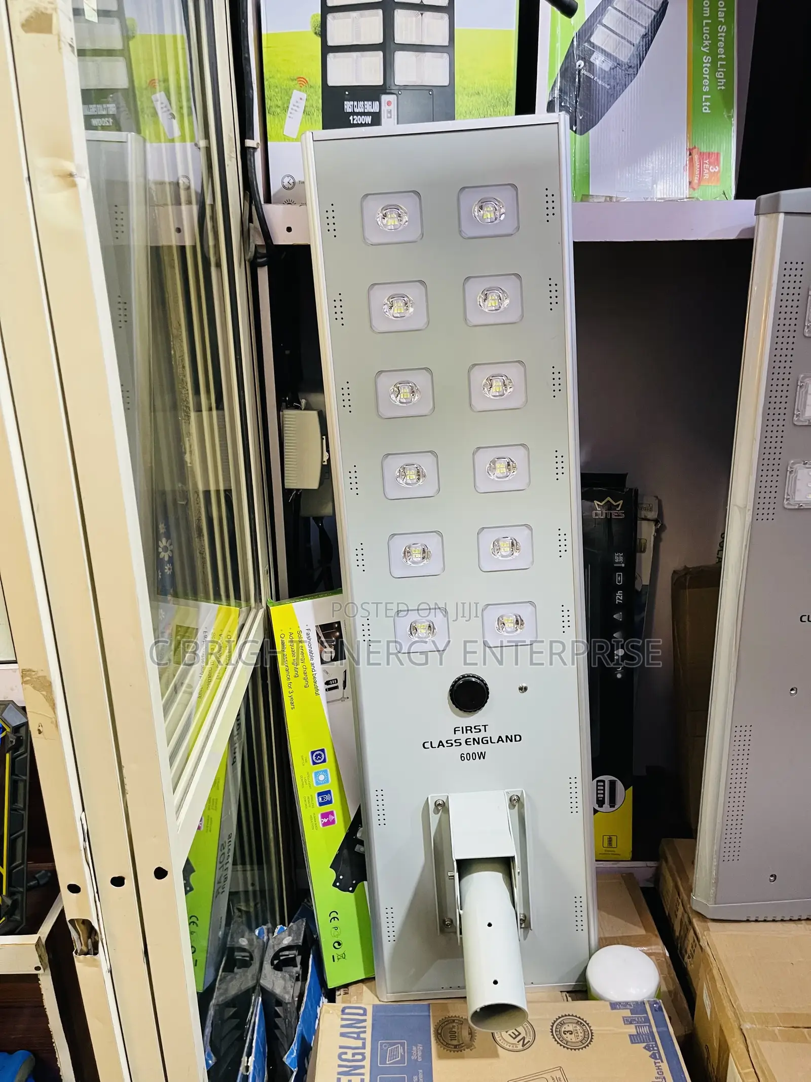 FIRST CLASS ENGLAND 600W Solar Street Lights Available