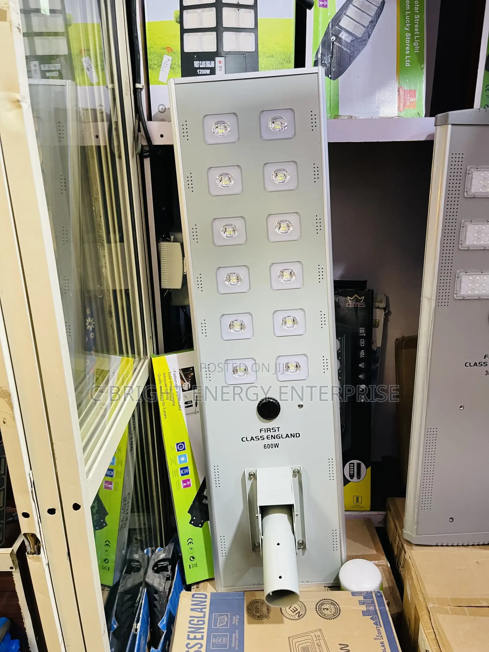 FIRST CLASS ENGLAND 600W Solar Street Lights Available