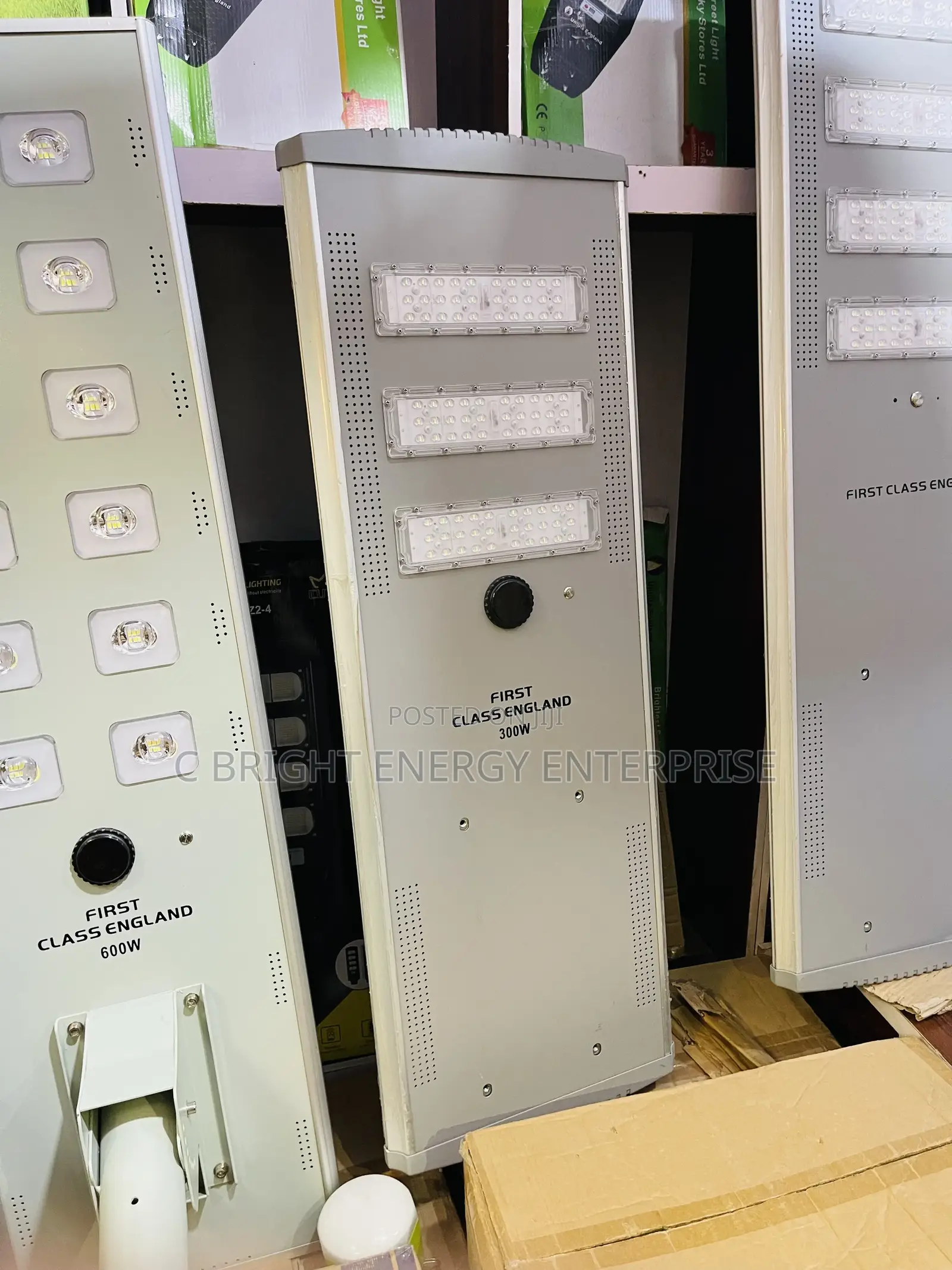 FIRST CLASS ENGLAND 300W Solar Street Lights Available