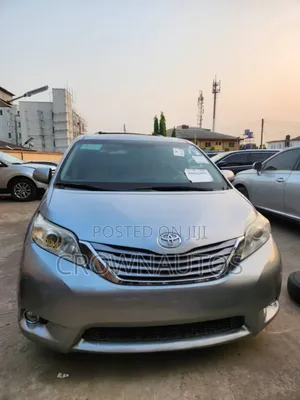 Toyota Sienna XLE Premium 7-Passenger 4dr Minivan AWD (3.5L 6cyl 6A)