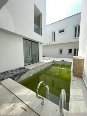 5bdrm Duplex in Orchid Road, Chevron for sale