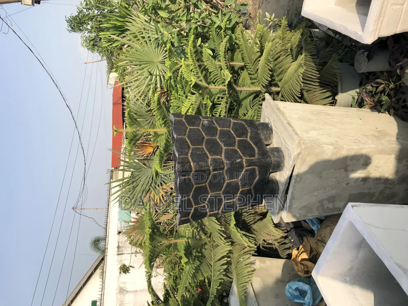 FLOWER VASE FOR SELL(Black and Gold)