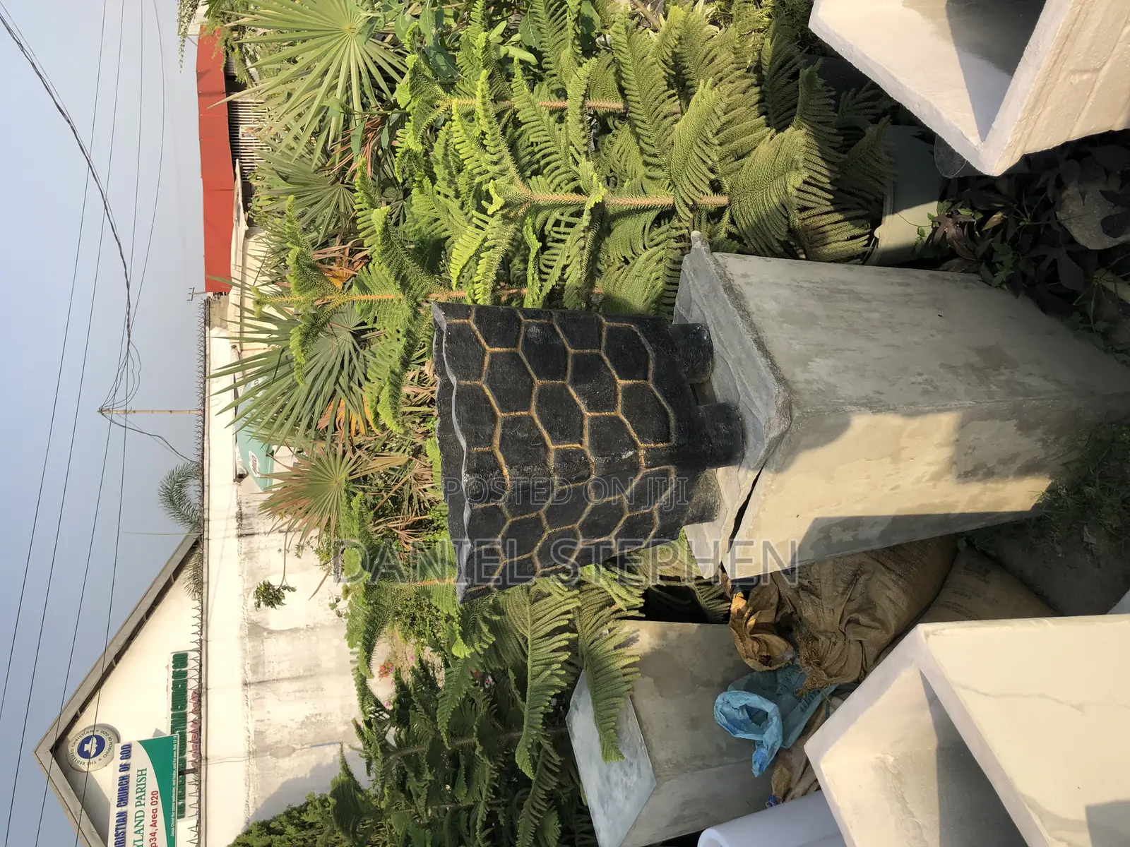 FLOWER VASE FOR SELL(Black and Gold)