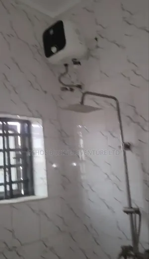 3bdrm Block of Flats in Joromi Ekenwanroad, Benin City for rent