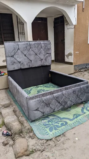 Tufted 4 by 6 Bedframe