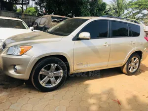Photo - Toyota RAV4 2007 Gold