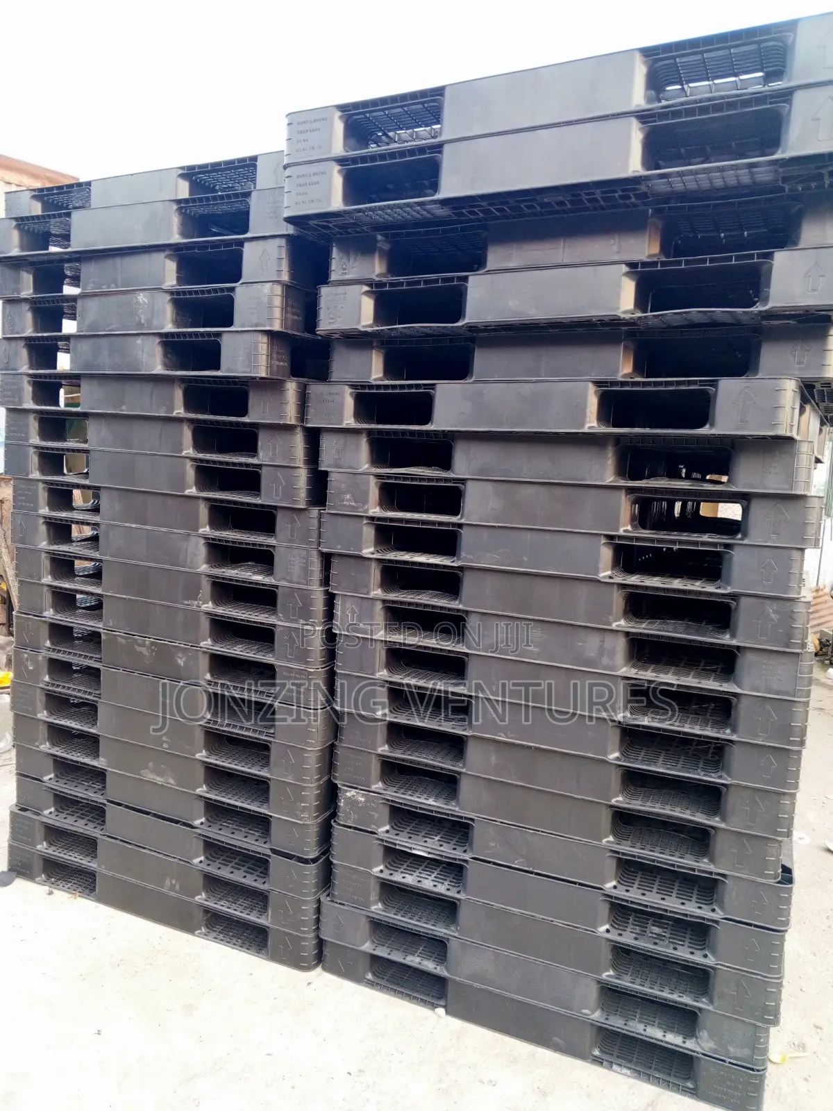 Big Black Strong Plastic Pallets