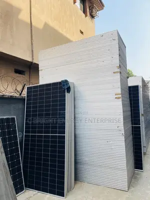 570watts Canadian Solar Panel With 25 Years Guarantee