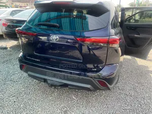 Toyota Highlander LE 2021 Blue