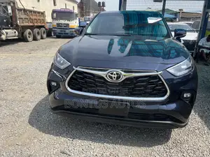 Toyota Highlander LE 2021 Blue