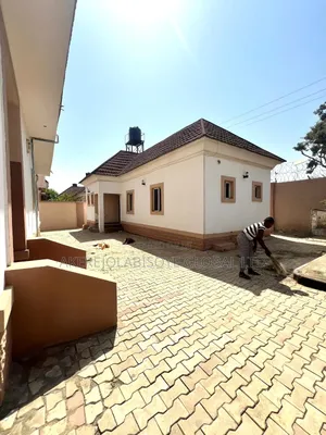 4bdrm Duplex in In An Estate for rent
