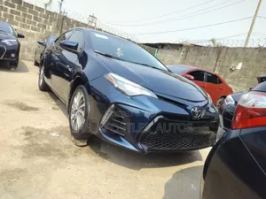 Toyota Corolla XLE (1.8L 4cyl 2A) 2018 Blue