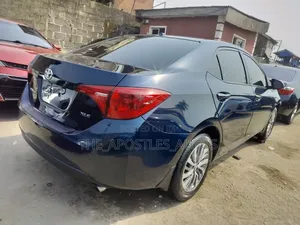 Toyota Corolla XLE (1.8L 4cyl 2A) 2018 Blue