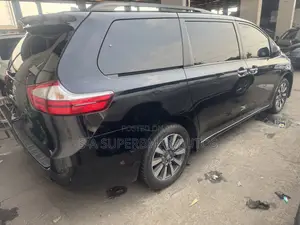 Toyota Sienna XLE (3.5L 6cyl 8A) 2018 Black