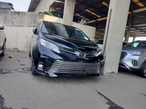 Toyota Sienna XLE AWD (3.5L 6cyl 8A) 2018 Black