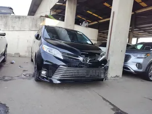 Toyota Sienna XLE (3.5L 6cyl 8A) 2018 Black
