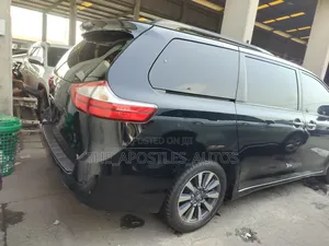 Toyota Sienna XLE (3.5L 6cyl 8A) 2018 Black