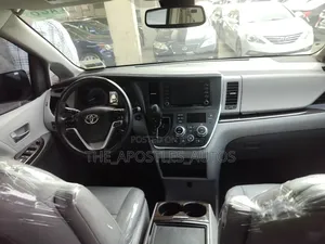 Toyota Sienna XLE (3.5L 6cyl 8A) 2018 Black
