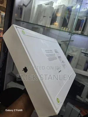 New Laptop Apple MacBook Air 2024 M3 8GB Apple M3 SSD 256GB