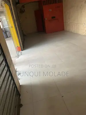 Open Space to Let in a Plaza in Berger