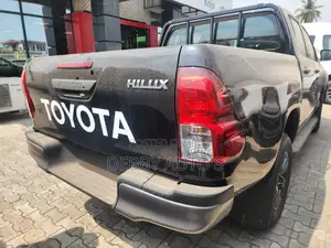 New Toyota Hilux 2025 Burgundy