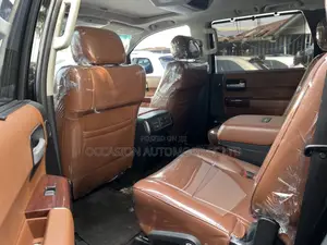 Toyota Sequoia Platinum 4dr SUV 4WD (5.7L 8cyl 6A) 2016 Black