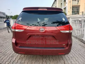 Toyota Sienna 2011 Red