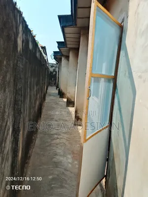 1bdrm Block of Flats in Femi Sobowale Estate, Ikorodu Garage for rent