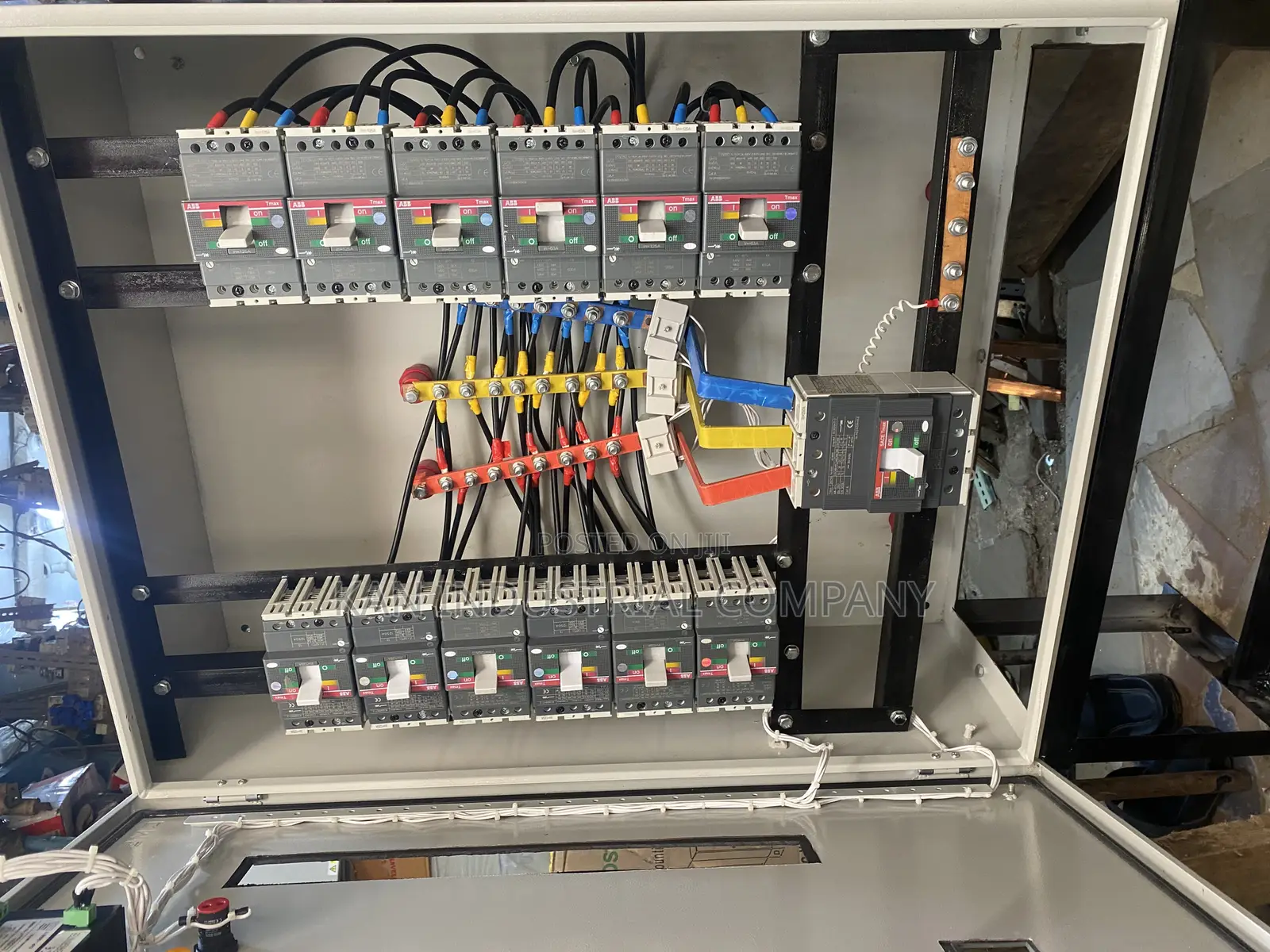 12 Outgoing Breakers And 250amps Incomer