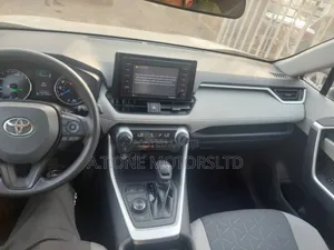 Toyota RAV4 XLE Premium 2022 Silver