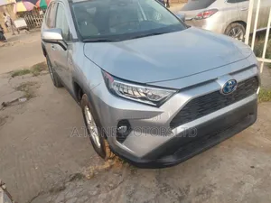 Toyota RAV4 XLE Premium 2022 Silver