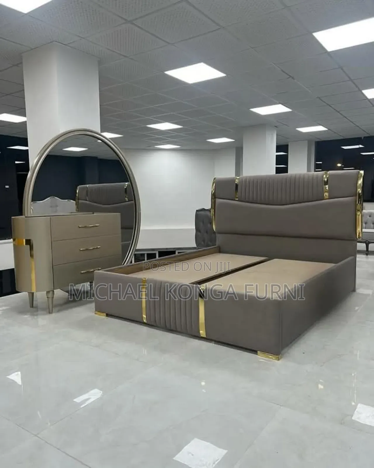 Classic Padded Bed With Mirror