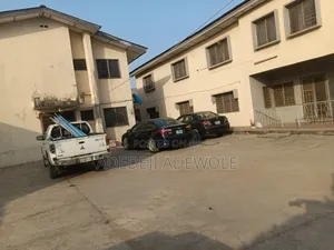 Photo - 8bdrm Block of Flats in New Bodija, Ibadan North West for sale