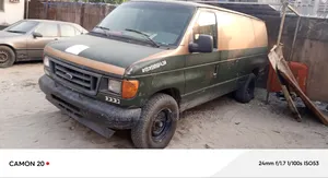 Photo - Ford E350 2006 Green